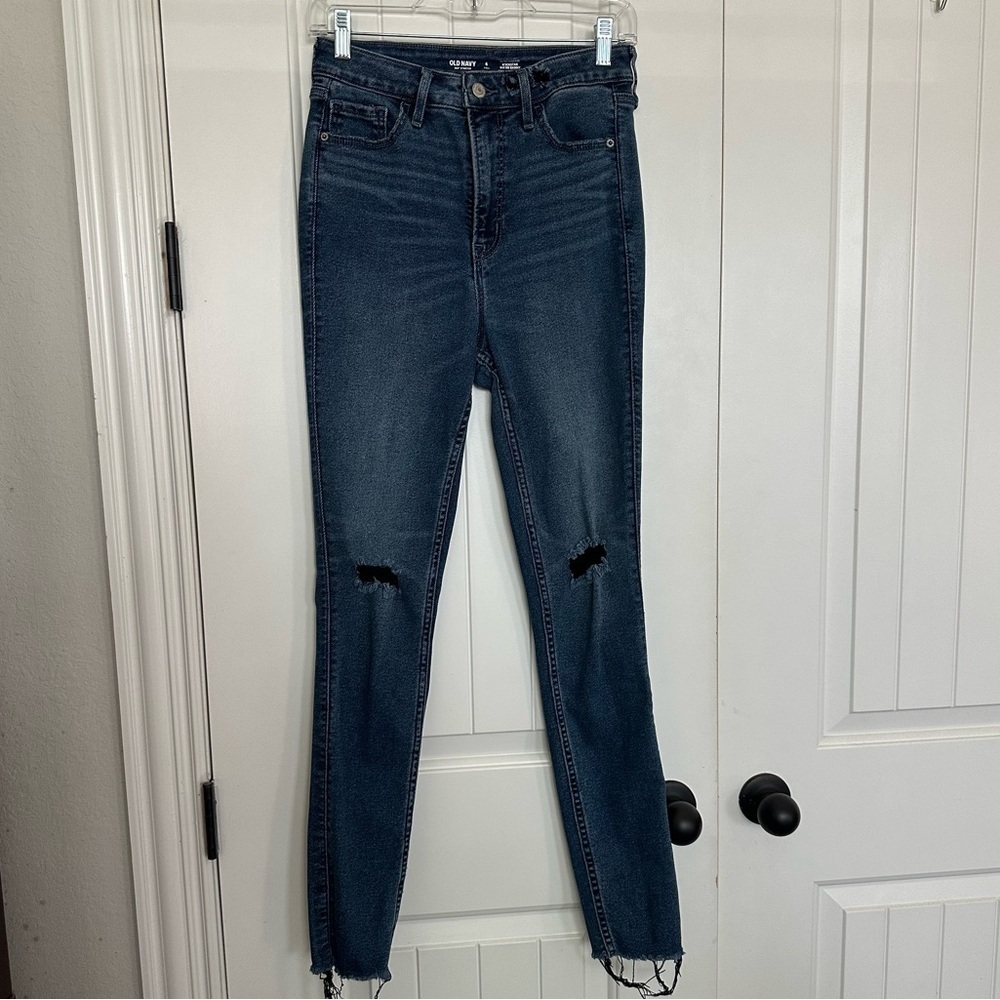 Women’s Old Navy Skinny Jeans with Distressed Details (6 tall)